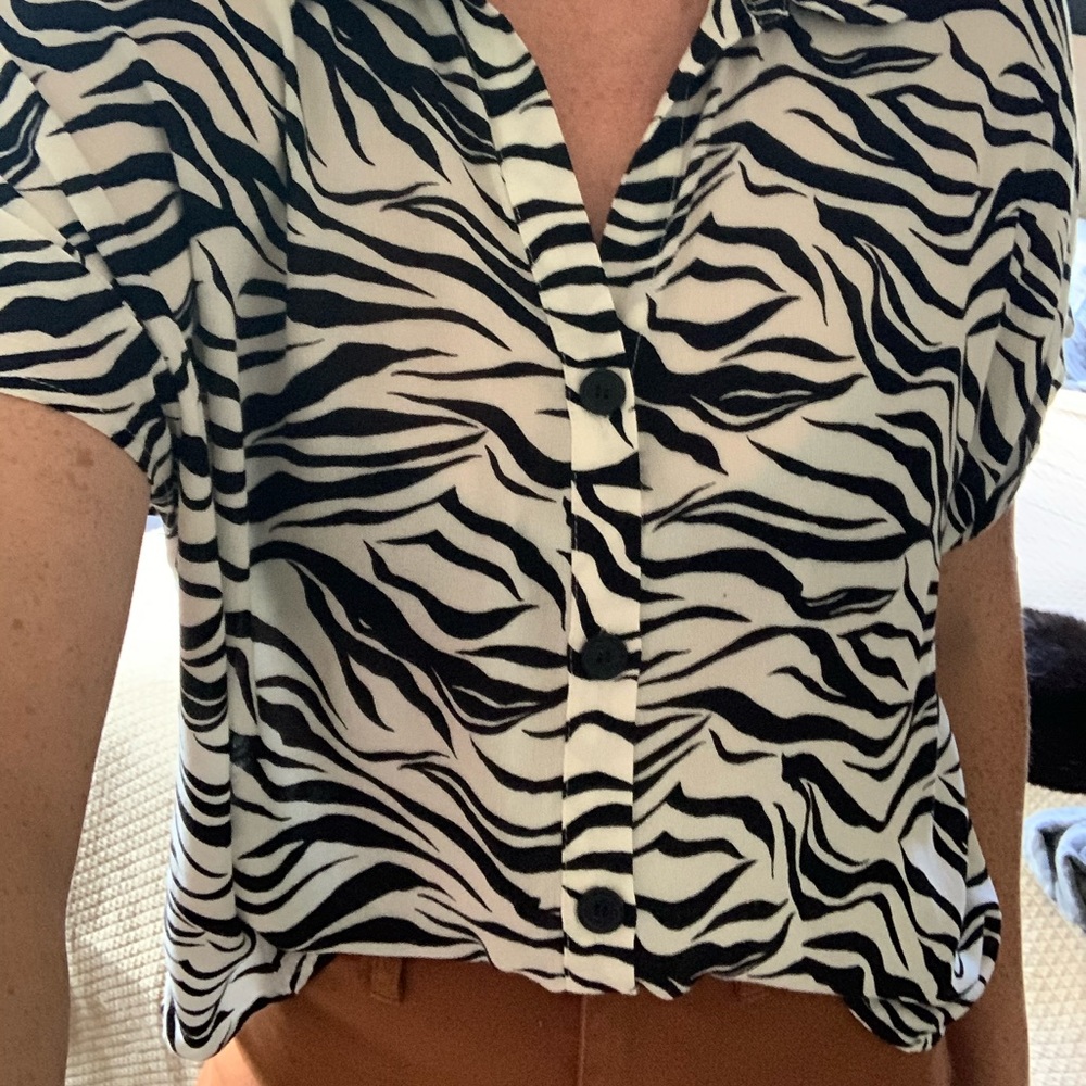H&M Zebra print button down - Picture 4 of 5